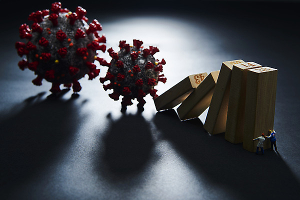 포토 JPG 스튜디오촬영 검은배경 그림자 사람없음 빛 모형 미니어처 경제불황 도미노 위기 쓰러짐 코로나바이러스 포스트코로나 델타변이바이러스 위드코로나 국내포토 백그라운드 모션 실내 경제 검은색 바이러스 사회이슈 불황 파일형식