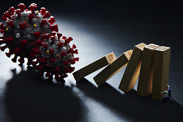 포토 JPG 스튜디오촬영 검은배경 그림자 사람없음 빛 모형 미니어처 경제불황 도미노 위기 쓰러짐 코로나바이러스 포스트코로나 델타변이바이러스 위드코로나 국내포토 백그라운드 모션 실내 경제 검은색 바이러스 사회이슈 불황 파일형식