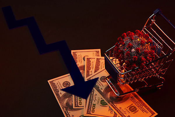 포토 JPG 스튜디오촬영 화살표 지폐 사람없음 빨간색 모형 달러 쇼핑카 하락 경제불황 위기 코로나바이러스 포스트코로나 델타변이바이러스 위드코로나 국내포토 컬러 컨셉 돈 실내 경제 쇼핑 카트 바이러스 사회이슈 불황 파일형식