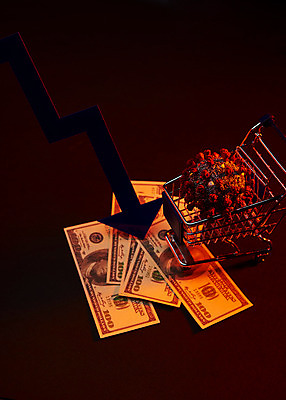 포토 JPG 스튜디오촬영 화살표 지폐 돈 사람없음 빨간색 모형 달러 쇼핑카 하락 경제불황 위기 코로나바이러스 포스트코로나 델타변이바이러스 위드코로나 국내포토 컬러 컨셉 실내 경제 쇼핑 카트 재산 바이러스 사회이슈 불황 파일형식