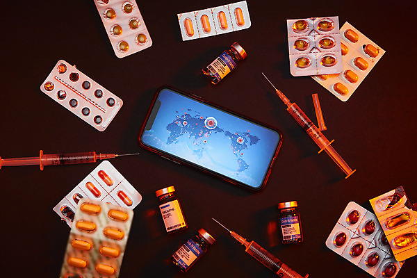 포토 JPG 스튜디오촬영 세계지도 검은배경 주사기 사람없음 스마트폰 알약 약병 백신 위기 코로나바이러스 포스트코로나 델타변이바이러스 위드코로나 국내포토 백그라운드 지도 의학 의료기기 실내 핸드폰 스마트기기 세계 약 검은색 바이러스 사회이슈 병_담는 파일형식