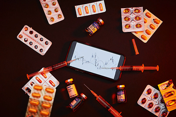 포토 JPG 스튜디오촬영 검은배경 그래프 주사기 사람없음 스마트폰 알약 약병 백신 위기 코로나바이러스 포스트코로나 델타변이바이러스 위드코로나 국내포토 백그라운드 의학 의료기기 실내 핸드폰 스마트기기 약 검은색 바이러스 사회이슈 병_담는 파일형식