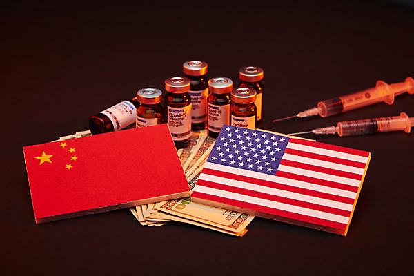 포토 JPG 스튜디오촬영 지폐 검은배경 주사기 사람없음 미국 중국 경쟁 성조기 약병 오성홍기 위기 코로나바이러스 포스트코로나 델타변이바이러스 위드코로나 국내포토 아시아 백그라운드 컨셉 돈 북아메리카 의료기기 실내 약 검은색 바이러스 국기 사회이슈 병_담는 파일형식