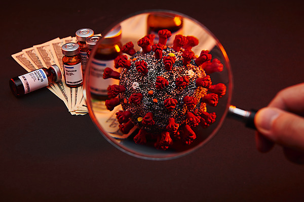 포토 JPG 스튜디오촬영 손 지폐 돋보기 검은배경 들기 근접촬영 신체부위 모형 달러 확대 약병 위기 코로나바이러스 포스트코로나 델타변이바이러스 위드코로나 국내포토 뷰포인트 백그라운드 돈 모션 실내 사람 약 검은색 바이러스 사회이슈 병_담는 파일형식