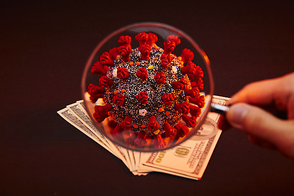 포토 JPG 스튜디오촬영 손 지폐 돋보기 검은배경 근접촬영 신체부위 모형 달러 잡기 확대 위기 코로나바이러스 포스트코로나 델타변이바이러스 위드코로나 국내포토 뷰포인트 백그라운드 돈 모션 실내 사람 검은색 바이러스 사회이슈 파일형식