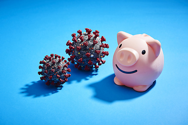 포토 JPG 스튜디오촬영 그림자 사람없음 모형 돼지저금통 파란배경 코로나바이러스 포스트코로나 델타변이바이러스 위드코로나 국내포토 백그라운드 실내 파란색 저금통 바이러스 사회이슈 파일형식