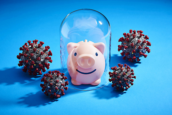 포토 JPG 스튜디오촬영 그림자 사람없음 모형 돼지저금통 보호 파란배경 유리관 코로나바이러스 포스트코로나 델타변이바이러스 위드코로나 국내포토 백그라운드 컨셉 실내 실험기구 파란색 저금통 바이러스 사회이슈 파일형식