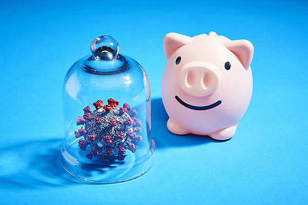 포토 JPG 스튜디오촬영 유리병 사람없음 모형 돼지저금통 파란배경 코로나바이러스 포스트코로나 델타변이바이러스 위드코로나 국내포토 백그라운드 병_용기 실내 파란색 저금통 바이러스 사회이슈 파일형식