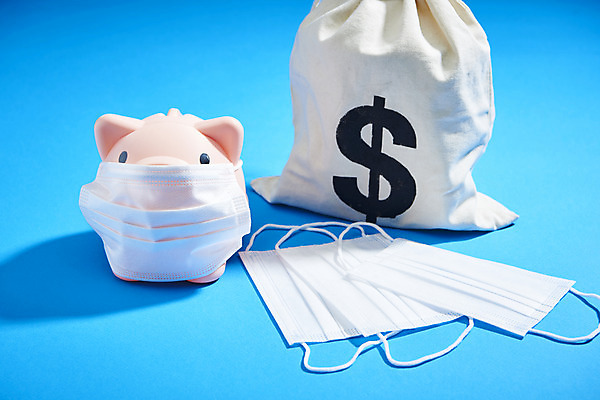 포토 JPG 스튜디오촬영 그림자 마스크 사람없음 달러 돼지저금통 돈자루 파란배경 코로나바이러스 포스트코로나 델타변이바이러스 위드코로나 국내포토 백그라운드 돈 실내 파란색 저금통 바이러스 사회이슈 파일형식