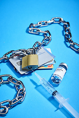 포토 JPG 스튜디오촬영 자물쇠 주사기 사람없음 신용카드 약병 쇠사슬 파란배경 경제불황 백신 코로나바이러스 포스트코로나 델타변이바이러스 위드코로나 국내포토 백그라운드 의학 의료기기 실내 금융 경제 파란색 약 바이러스 사회이슈 불황 병_담는 파일형식