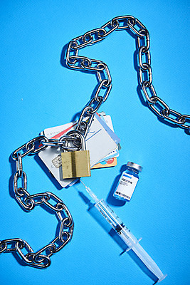 포토 JPG 스튜디오촬영 자물쇠 사람없음 신용카드 약병 쇠사슬 파란배경 경제불황 백신 코로나바이러스 포스트코로나 델타변이바이러스 위드코로나 국내포토 백그라운드 의학 실내 금융 경제 파란색 약 바이러스 사회이슈 불황 병_담는 파일형식