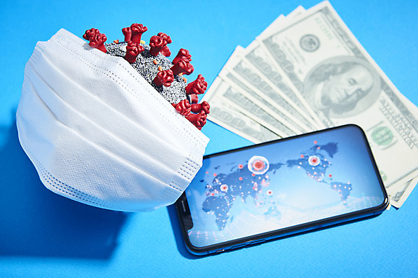 포토 JPG 스튜디오촬영 세계지도 지폐 실내 마스크 사람없음 스마트폰 모형 달러 파란배경 위기 코로나바이러스 포스트코로나 델타변이바이러스 위드코로나 국내포토 백그라운드 지도 돈 내부 파란색 핸드폰 스마트기기 세계 바이러스 사회이슈 파일형식