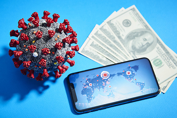 포토 JPG 스튜디오촬영 세계지도 지폐 돈 사람없음 스마트폰 모형 달러 파란배경 위기 코로나바이러스 포스트코로나 델타변이바이러스 위드코로나 국내포토 백그라운드 지도 실내 파란색 핸드폰 스마트기기 세계 재산 바이러스 사회이슈 파일형식