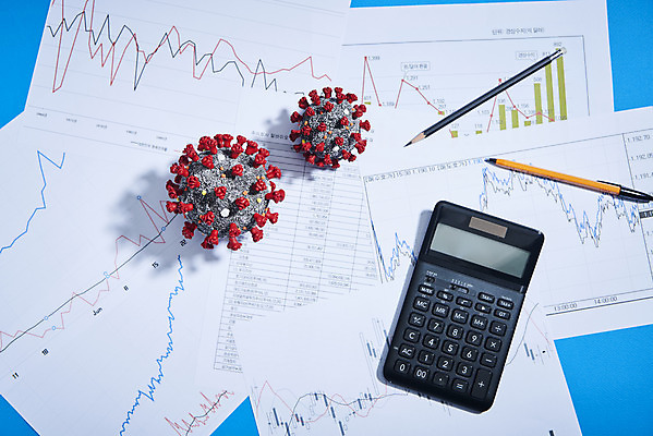 포토 JPG 스튜디오촬영 종이 사람없음 볼펜 모형 계산기 파란배경 증시 경제불황 위기 주가하락 주식표 코로나바이러스 포스트코로나 델타변이바이러스 위드코로나 국내포토 백그라운드 문구용품 실내 경제 파란색 펜 장비 바이러스 주식 하락 사회이슈 불황 파일형식