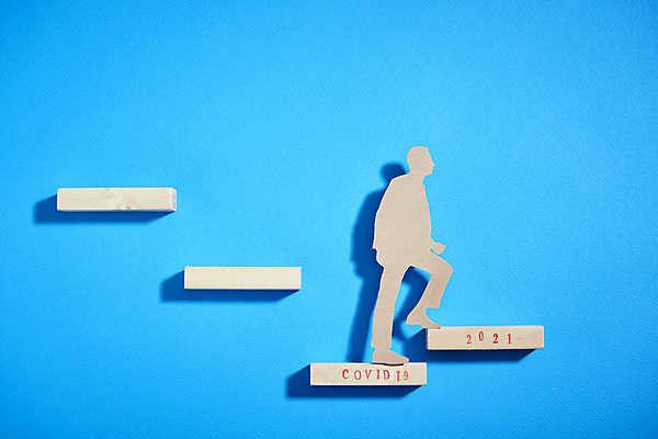 포토 JPG 스튜디오촬영 사람모양 그림자 사람없음 걷기 계단 파란배경 2021년 코로나바이러스 포스트코로나 델타변이바이러스 위드코로나 국내포토 모양 백그라운드 모션 실내 파란색 바이러스 연도 사회이슈 파일형식
