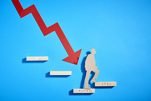 포토 JPG 스튜디오촬영 화살표 사람모양 그림자 사람없음 걷기 계단 하락 파란배경 경제불황 2021년 코로나바이러스 포스트코로나 델타변이바이러스 위드코로나 국내포토 모양 백그라운드 컨셉 모션 실내 경제 파란색 바이러스 연도 사회이슈 불황 파일형식