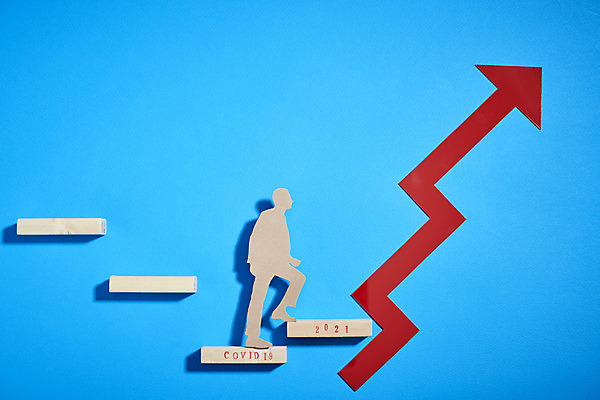 포토 JPG 스튜디오촬영 화살표 사람모양 그림자 사람없음 걷기 계단 파란배경 상승 2021년 코로나바이러스 포스트코로나 델타변이바이러스 위드코로나 국내포토 모양 백그라운드 컨셉 모션 실내 파란색 바이러스 연도 사회이슈 파일형식