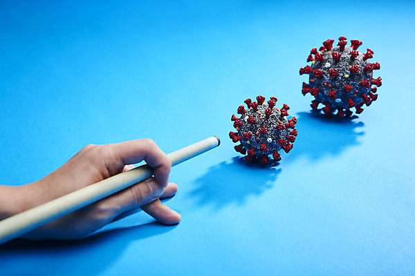 포토 JPG 스튜디오촬영 손 신체부위 모형 당구 파란배경 전염 당구채 코로나바이러스 포스트코로나 델타변이바이러스 위드코로나 국내포토 백그라운드 실내 사람 파란색 구기 바이러스 질병 사회이슈 감염 당구용품 파일형식