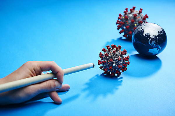 포토 JPG 스튜디오촬영 손 신체부위 지구본 모형 당구 파란배경 전염 당구채 코로나바이러스 포스트코로나 델타변이바이러스 위드코로나 국내포토 백그라운드 실내 사람 파란색 구기 바이러스 질병 사회이슈 감염 당구용품 파일형식