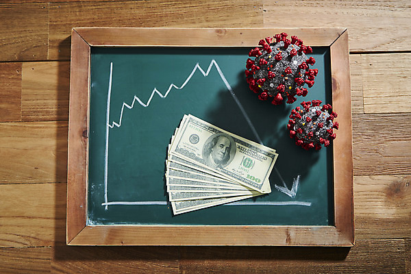 포토 JPG 스튜디오촬영 지폐 사람없음 모형 달러 칠판 증시 경제불황 주가하락 코로나바이러스 나무배경 포스트코로나 델타변이바이러스 위드코로나 국내포토 백그라운드 돈 실내 경제 바이러스 주식 하락 사회이슈 불황 파일형식