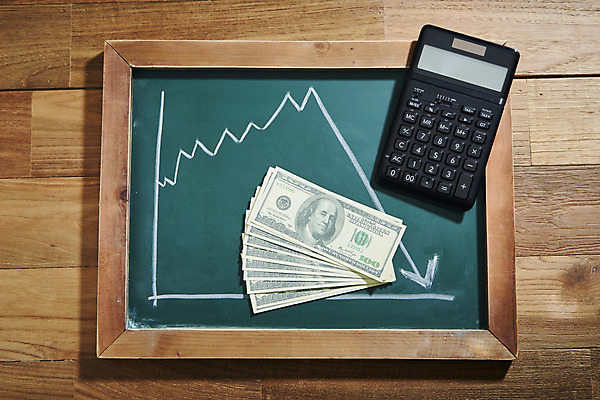 포토 JPG 스튜디오촬영 지폐 사람없음 달러 칠판 계산기 증시 경제불황 주가하락 코로나바이러스 나무배경 포스트코로나 델타변이바이러스 위드코로나 국내포토 백그라운드 돈 문구용품 실내 경제 장비 바이러스 주식 하락 사회이슈 불황 파일형식