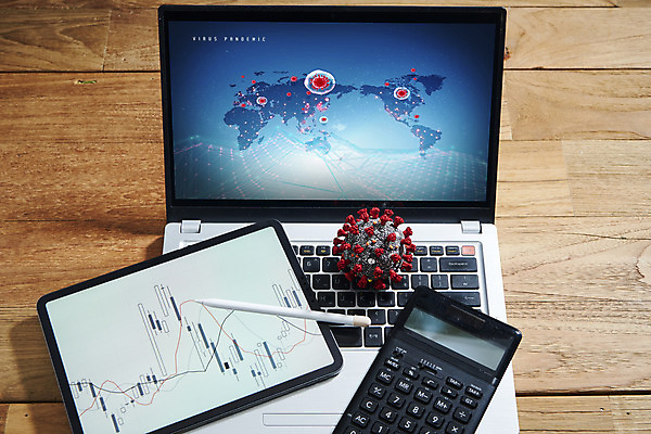 포토 JPG 스튜디오촬영 세계지도 사람없음 노트북 태블릿 모형 계산기 증시 경제불황 코로나바이러스 나무배경 포스트코로나 델타변이바이러스 위드코로나 국내포토 백그라운드 지도 문구용품 실내 경제 전자제품 스마트기기 세계 장비 바이러스 사회이슈 불황 파일형식