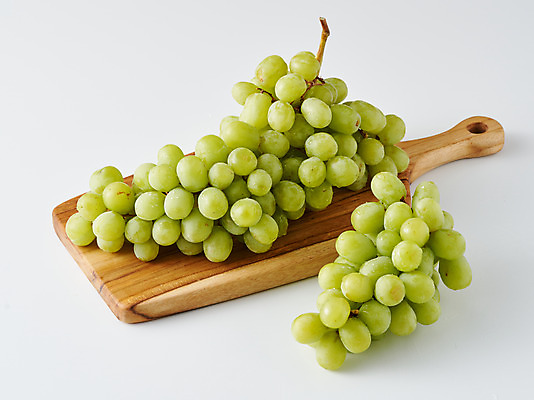 포토 JPG 주간 스튜디오촬영 음식 과일 식재료 회색배경 실내 사람없음 청포도 나무도마 제철 제철과일 국내포토 자연요소 백그라운드 포도 도마 내부 목재 회색 파일형식