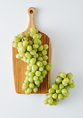 포토 JPG 주간 스튜디오촬영 음식 과일 식재료 회색배경 실내 사람없음 하이앵글 청포도 나무도마 제철 제철과일 국내포토 자연요소 뷰포인트 백그라운드 포도 도마 내부 목재 회색 파일형식