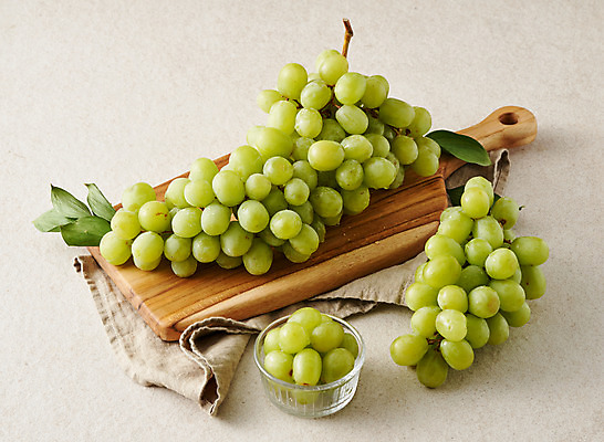 포토 JPG 주간 스튜디오촬영 음식 과일 식재료 회색배경 실내 사람없음 천 청포도 유리그릇 나무도마 제철 제철과일 국내포토 자연요소 그릇 백그라운드 유리 포도 도마 내부 목재 회색 직물 파일형식