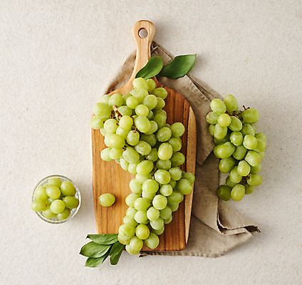 포토 JPG 주간 스튜디오촬영 음식 과일 식재료 회색배경 실내 사람없음 하이앵글 천 청포도 유리그릇 나무도마 제철 제철과일 국내포토 자연요소 그릇 뷰포인트 백그라운드 유리 포도 도마 내부 목재 회색 직물 파일형식