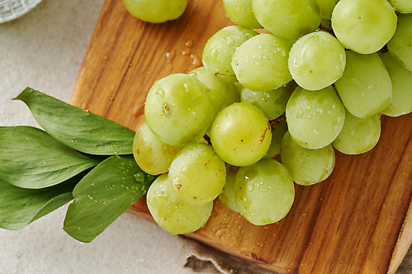 포토 JPG 주간 스튜디오촬영 음식 잎 과일 식재료 회색배경 실내 근접촬영 사람없음 청포도 나무도마 제철 제철과일 국내포토 자연요소 식물 뷰포인트 백그라운드 포도 도마 내부 목재 회색 파일형식