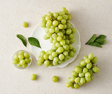 포토 JPG 주간 스튜디오촬영 음식 잎 과일 식재료 회색배경 실내 사람없음 하이앵글 청포도 유리그릇 포도알 제철 제철과일 국내포토 자연요소 식물 그릇 뷰포인트 백그라운드 유리 포도 내부 회색 파일형식