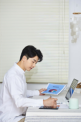 포토 JPG 주간 라이프스타일 남자 실내 한명 앉기 상반신 성인 옆모습 30대 노트북 한국인 기록 업무 직장인 재택근무 성인남자한명만 국내포토 자연요소 직업 1 뷰포인트 비즈니스 모션 사람 동양인 내부 생활 장년 전자제품 작업 남자한명만 성인남자만 파일형식