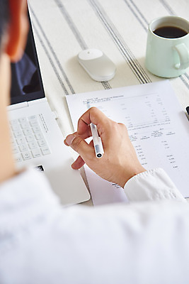 포토 JPG 주간 라이프스타일 손 남자 비즈니스 실내 한명 앉기 성인 뒷모습 신체부위 30대 노트북 볼펜 한국인 머그컵 마우스 업무 직장인 문서 재택근무 성인남자한명만 국내포토 자연요소 직업 1 뷰포인트 모션 사람 동양인 내부 생활 컵 장년 전자제품 펜 컴퓨터용품 작업 남자한명만 성인남자만 파일형식