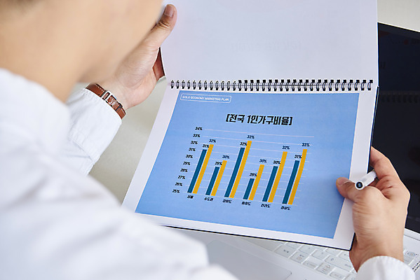 포토 JPG 주간 라이프스타일 손 남자 비즈니스 실내 한명 들기 앉기 성인 뒷모습 30대 공책 한국인 업무 직장인 막대그래프 재택근무 성인남자한명만 국내포토 자연요소 직업 1 뷰포인트 모션 그래프 문구용품 사람 동양인 내부 생활 신체부위 장년 작업 남자한명만 성인남자만 파일형식