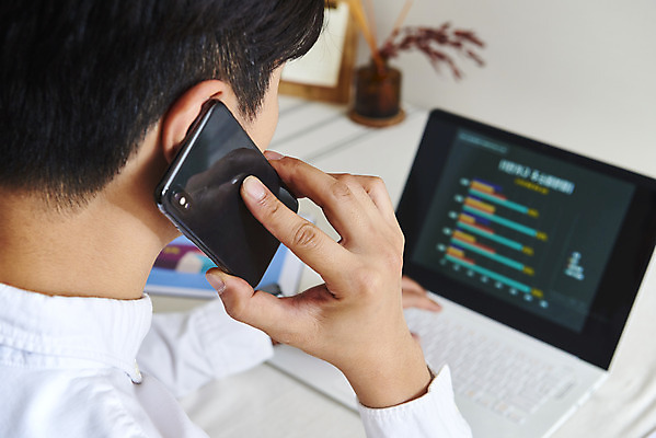 포토 JPG 주간 라이프스타일 남자 비즈니스 실내 한명 들기 앉기 성인 뒷모습 30대 노트북 스마트폰 한국인 업무 직장인 통화 재택근무 성인남자한명만 국내포토 자연요소 직업 1 뷰포인트 모션 사람 동양인 내부 생활 장년 전자제품 핸드폰 스마트기기 작업 남자한명만 성인남자만 파일형식