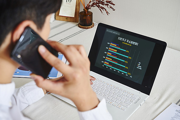 포토 JPG 주간 라이프스타일 남자 비즈니스 실내 한명 들기 앉기 성인 뒷모습 30대 노트북 스마트폰 한국인 업무 직장인 통화 재택근무 성인남자한명만 국내포토 자연요소 직업 1 뷰포인트 모션 사람 동양인 내부 생활 장년 전자제품 핸드폰 스마트기기 작업 남자한명만 성인남자만 파일형식