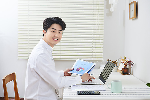 포토 JPG 주간 라이프스타일 남자 비즈니스 실내 한명 미소 앉기 상반신 성인 옆모습 30대 노트북 한국인 업무 직장인 재택근무 성인남자한명만 국내포토 자연요소 직업 1 뷰포인트 모션 표정 사람 동양인 내부 생활 장년 전자제품 작업 남자한명만 성인남자만 파일형식