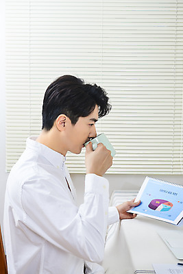 포토 JPG 주간 라이프스타일 남자 비즈니스 실내 한명 들기 앉기 상반신 성인 옆모습 30대 한국인 머그컵 마시기 업무 직장인 재택근무 성인남자한명만 국내포토 자연요소 직업 1 뷰포인트 모션 사람 동양인 내부 생활 컵 장년 작업 남자한명만 성인남자만 파일형식