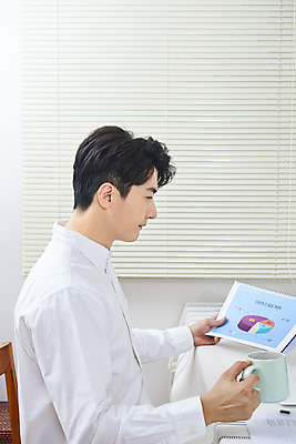포토 JPG 주간 라이프스타일 남자 비즈니스 실내 한명 들기 앉기 상반신 성인 옆모습 30대 한국인 머그컵 업무 직장인 재택근무 성인남자한명만 국내포토 자연요소 직업 1 뷰포인트 모션 사람 동양인 내부 생활 컵 장년 작업 남자한명만 성인남자만 파일형식