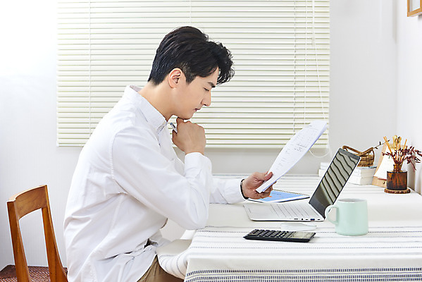 포토 JPG 주간 라이프스타일 남자 비즈니스 실내 한명 들기 앉기 상반신 성인 옆모습 30대 노트북 한국인 업무 직장인 집중 문서 재택근무 성인남자한명만 국내포토 자연요소 직업 1 뷰포인트 컨셉 모션 사람 동양인 내부 생활 장년 전자제품 작업 남자한명만 성인남자만 파일형식