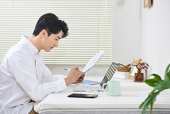 포토 JPG 주간 라이프스타일 남자 비즈니스 실내 한명 앉기 상반신 성인 옆모습 30대 노트북 한국인 기록 업무 직장인 집중 문서 재택근무 성인남자한명만 국내포토 자연요소 직업 1 뷰포인트 컨셉 모션 사람 동양인 내부 생활 장년 전자제품 작업 남자한명만 성인남자만 파일형식