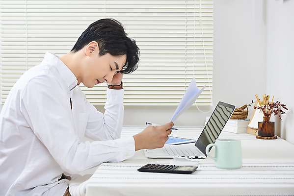 포토 JPG 주간 라이프스타일 남자 비즈니스 실내 피곤 한명 들기 앉기 상반신 성인 옆모습 30대 노트북 눈감음 한국인 업무 직장인 문서 재택근무 성인남자한명만 국내포토 자연요소 직업 1 뷰포인트 컨셉 모션 사람 동양인 내부 생활 장년 전자제품 작업 남자한명만 성인남자만 파일형식