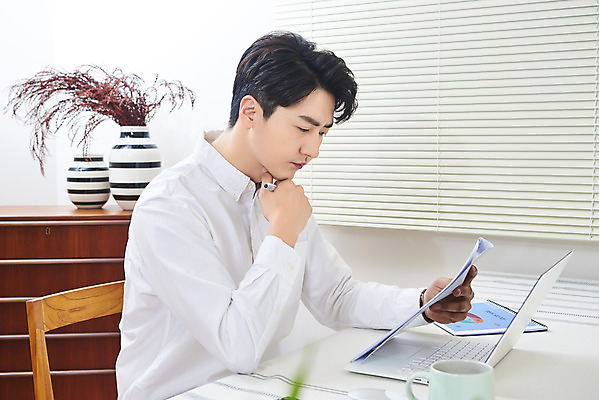 포토 JPG 주간 라이프스타일 남자 비즈니스 실내 한명 들기 앉기 상반신 성인 옆모습 30대 노트북 턱괴기 한국인 업무 직장인 집중 문서 재택근무 성인남자한명만 국내포토 자연요소 직업 1 뷰포인트 컨셉 모션 사람 동양인 내부 생활 장년 전자제품 작업 남자한명만 성인남자만 파일형식