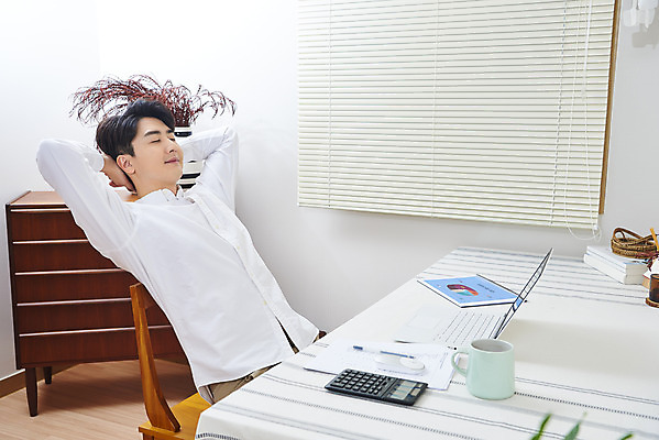포토 JPG 주간 라이프스타일 남자 비즈니스 휴식 실내 한명 미소 앉기 상반신 성인 옆모습 30대 노트북 눈감음 한국인 업무 직장인 문서 재택근무 성인남자한명만 국내포토 자연요소 직업 1 뷰포인트 컨셉 모션 표정 사람 동양인 내부 생활 장년 전자제품 작업 남자한명만 성인남자만 파일형식