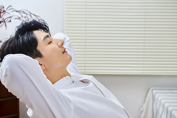 포토 JPG 주간 라이프스타일 남자 비즈니스 휴식 실내 한명 앉기 상반신 성인 옆모습 30대 눈감음 한국인 직장인 재택근무 성인남자한명만 국내포토 자연요소 직업 1 뷰포인트 컨셉 모션 사람 동양인 내부 생활 장년 남자한명만 성인남자만 파일형식