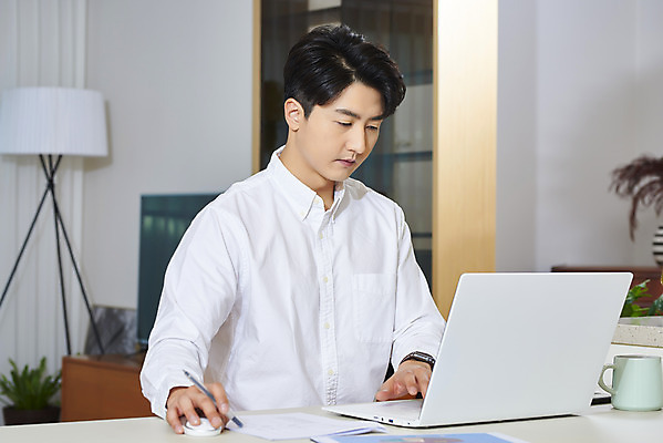 포토 JPG 주간 라이프스타일 남자 비즈니스 실내 한명 앉기 상반신 성인 옆모습 30대 노트북 한국인 업무 직장인 집중 재택근무 성인남자한명만 국내포토 자연요소 직업 1 뷰포인트 컨셉 모션 사람 동양인 내부 생활 장년 전자제품 작업 남자한명만 성인남자만 파일형식