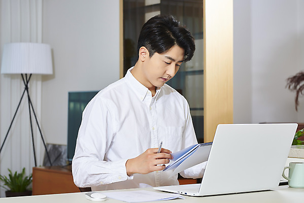 포토 JPG 주간 라이프스타일 남자 비즈니스 실내 한명 들기 앉기 상반신 성인 옆모습 30대 노트북 공책 한국인 업무 직장인 집중 재택근무 성인남자한명만 국내포토 자연요소 직업 1 뷰포인트 컨셉 모션 문구용품 사람 동양인 내부 생활 장년 전자제품 작업 남자한명만 성인남자만 파일형식