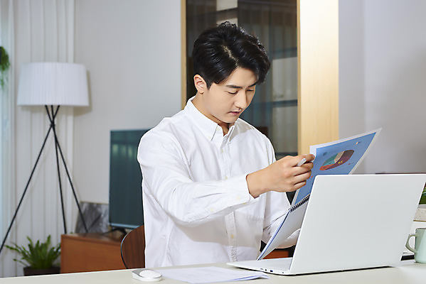 포토 JPG 주간 라이프스타일 남자 비즈니스 실내 한명 들기 앉기 상반신 성인 옆모습 30대 노트북 공책 한국인 업무 직장인 집중 재택근무 성인남자한명만 국내포토 자연요소 직업 1 뷰포인트 컨셉 모션 문구용품 사람 동양인 내부 생활 장년 전자제품 작업 남자한명만 성인남자만 파일형식