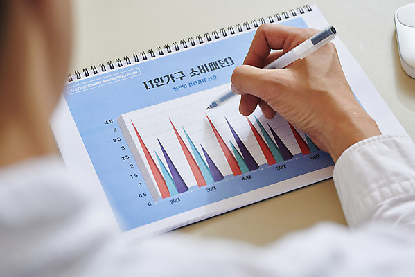 포토 JPG 주간 라이프스타일 손 남자 비즈니스 그래프 실내 한명 앉기 성인 뒷모습 신체부위 30대 공책 한국인 업무 직장인 소프트포커스 문서 재택근무 성인남자한명만 국내포토 자연요소 직업 1 뷰포인트 모션 문구용품 촬영기법 사람 동양인 내부 생활 장년 작업 남자한명만 성인남자만 파일형식